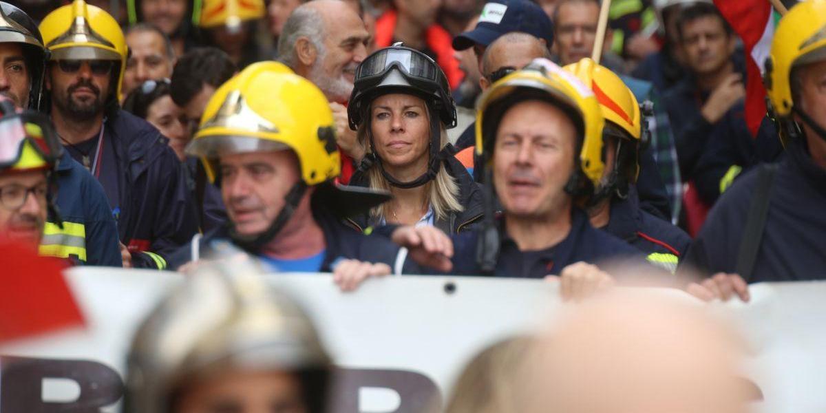 Bomberas y bomberos reclamando una Ley marco estatal para bomberas y bomberos
