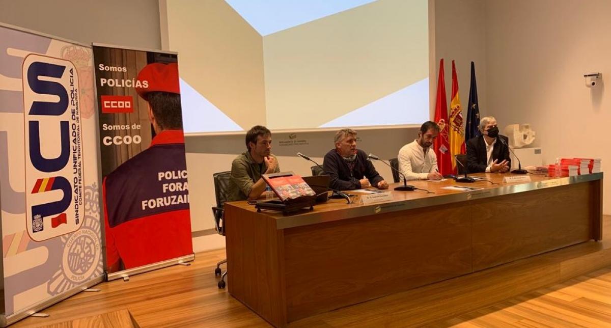 Debate entre los ponentes de la jornada celebrada en el Parlamento de Navarra